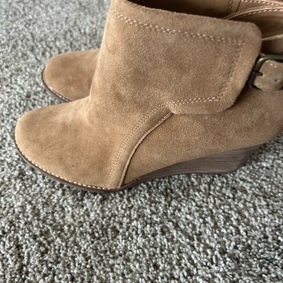 Lucky Brand Yasine Tan Suede Ankle Booties, 8.5, buckle detail - Picture 5 of 11